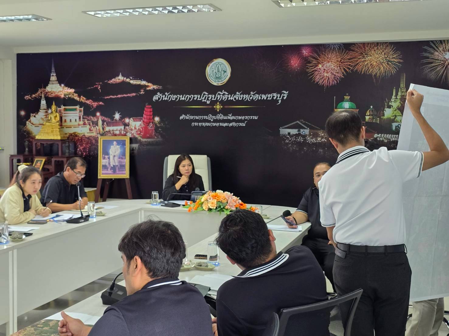 title - ปฏิรูปที่ดินจังหวัดเพชรบุรี พร้อมด้วย เจ้าหน้าที่ ส.ป.ก.เพชรบุรี ประชุมสรุปผลการติดตามแนวทางการแก้ไขปัญหาโครงการแก้ไขปัญหาที่ดินทำกินของเกษตรกรสภาประชาชน 4 ภาค ร่วมกับเจ้าหน้าที่ 3 สำนักของสำนักงานการปฏิรูปที่ดินเพื่ือเกษตรกรรม ได้แก่ สำนักกฎหมาย สำนักจัดการปฏิรูปที่ดิน และสำนักจัดการแผนที่และสารบบที่ดิน